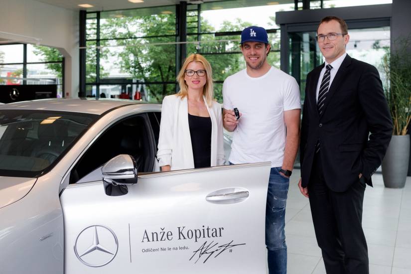 Mercedesova ambasadorja – Anže Kopitar in Katarina Čas – sta prevzela nove avtomobile