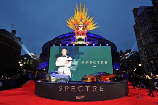Aston Martin DB10 je bil včeraj v središču premiere Bondovega filma Spectre