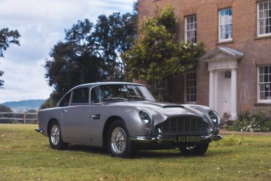 Na dražbi prodani aston martin DB5 je postavil prelomna rekorda