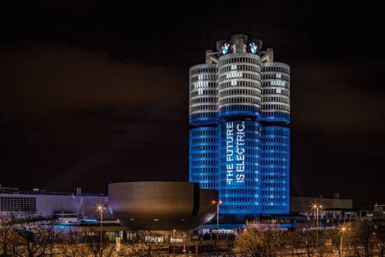 Skupina BMW je v letu 2017 dostavila 100.000 elektrificiranih vozil