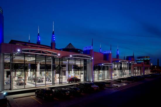 Skupina BMW v Abu Dhabiju odprla svoj največji salon