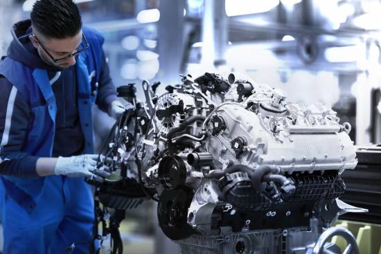 BMW v Münchnu zagnal proizvodnjo novega V8 motorja za serijo 8