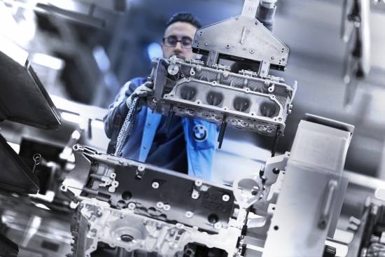 BMW v Münchnu zagnal proizvodnjo novega V8 motorja za serijo 8