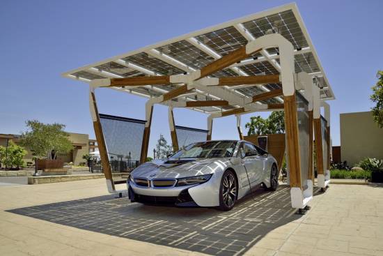 BMW-jev koncept solarnega nadstreška za polnjenje EV