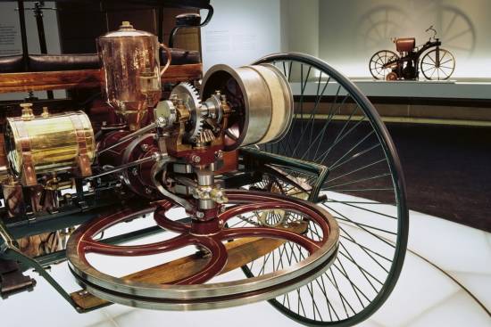 Jutta Benz bo vozila repliko 125 let starega Benz Patent Motorwagen
