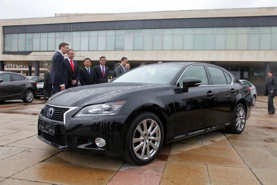 Japonska vlada donirala hibridne toyote in lexuse vladi Republike Srbije