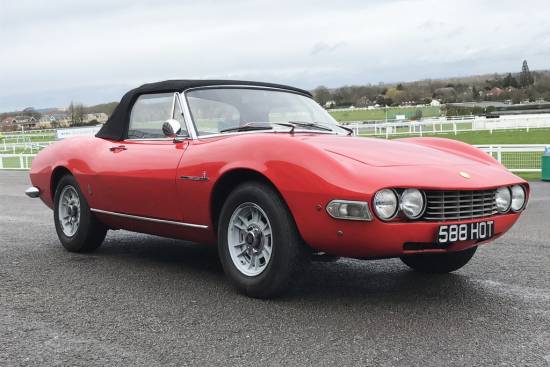 40 let stari fiat dino spider na dražbi prekosil aston martine in bentleye