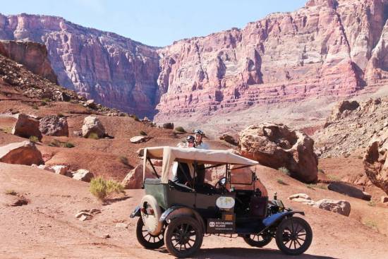 Par se je na pot okoli sveta podal s 100 let starim fordom T