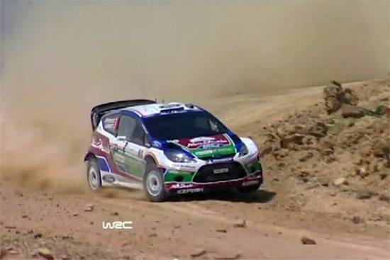 S Ford Fiesto RS WRC v ozadju na rallyu v Jordaniji