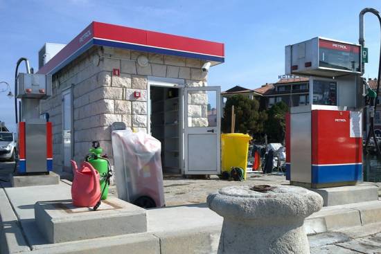 Petrol odprl prvi bencinski servis namenjen oskrbi plovil