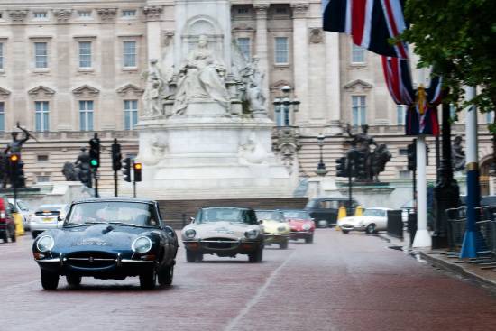 50 jaguarjev E-type presenetilo Londončane
