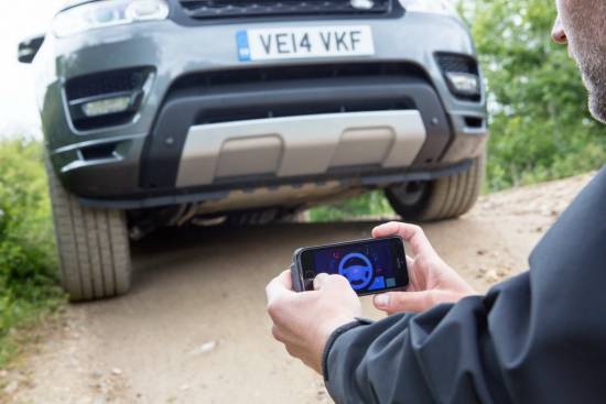 Jaguar Land Rover testira daljnjsko upravljanje vozil preko telefona