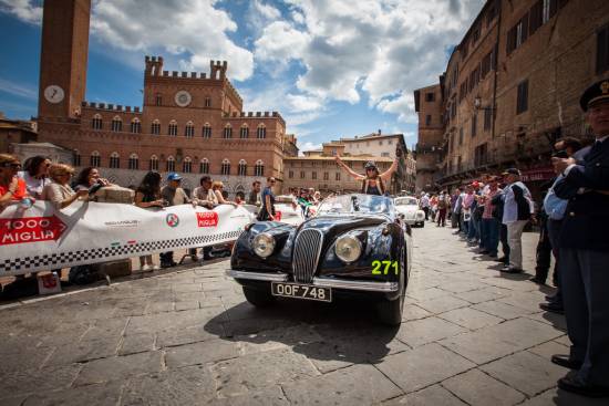 Jaguar praznuje 80-letnico z zvezdami na rallyu Mille Miglia