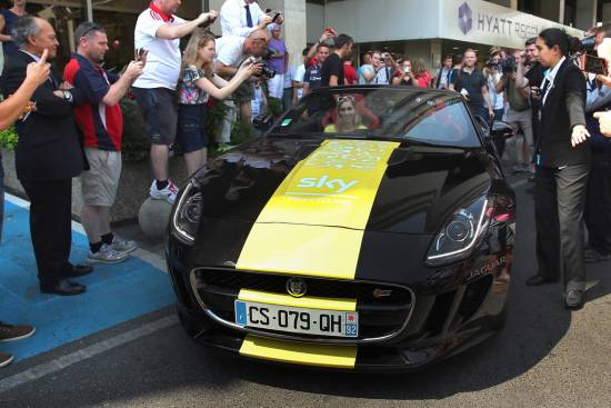 Zmagovalec Tour de France dobil unikatnega jaguarja F-type