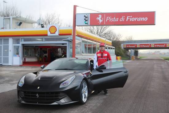 Kimi Raikonen je pokazal, kako se vozi ferrari F12 berlinetta