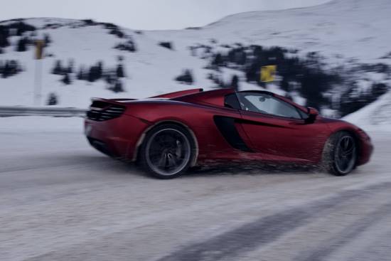 McLaren 12C spider tekmuje z deskarko na snegu