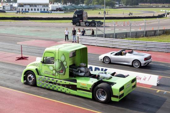 Volvov hibridni tovornjak tekmoval s ferrarijem