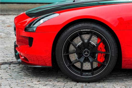 Zadnja serija mercedesa SLS AMG na posebnih pnevmatikah Sport Maxx Race