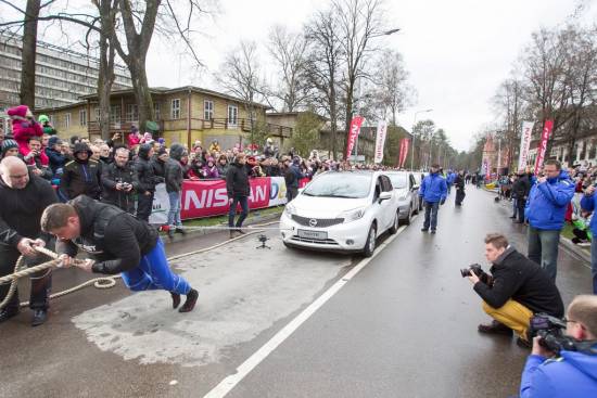 Najmočnejši moški na svetu povlekel 12 nissanov