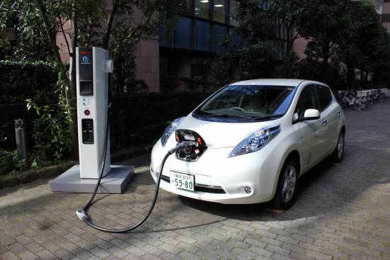 Nissan bo podaril polnilne naprave za električne avtomobile