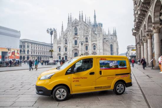 DHL v Milanu in Rimu razvaža pošiljke s 50 električnimi nissani e-NV200