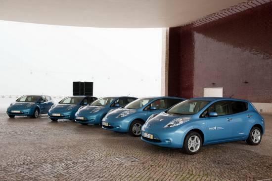 Prvih devet električnih nissan leafov dostavljenih podjetju MOBI.E