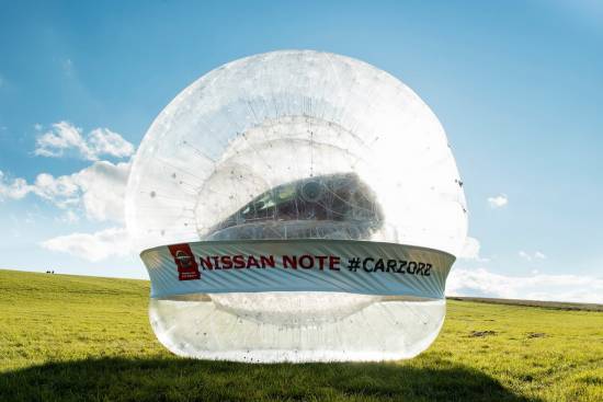 Nissan je ustvaril največjo zorbing žogo na svetu – z avtom v njej