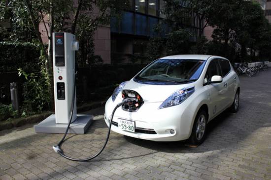 Nissan je razvil hitre polnilne naprave za električna vozila