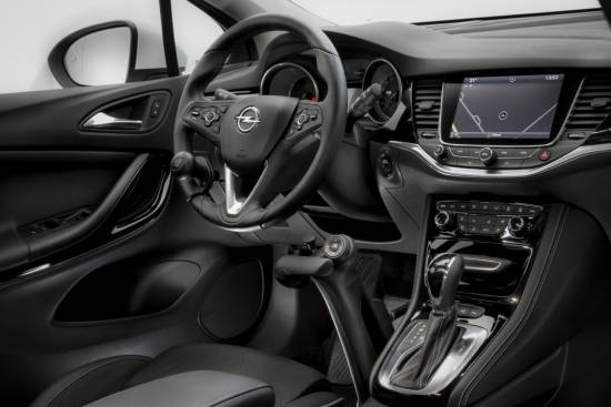 Opel s tovarniško vgrajenimi pripomočki omogoča vožnjo gibalno oviranim