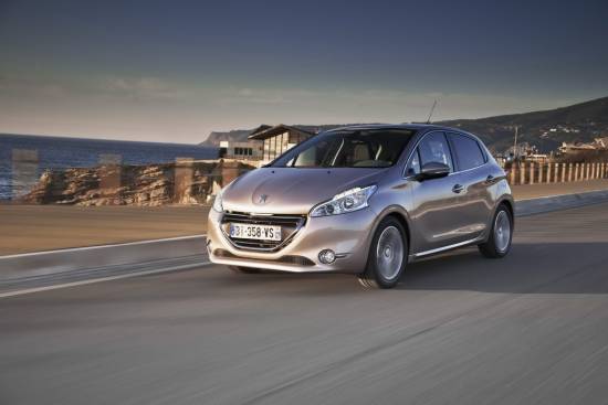 Peugeot 208 je bil decembra prvi med konkurenco