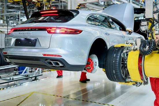 Porsche je zagnal proizvodnjo panamere sport turismo