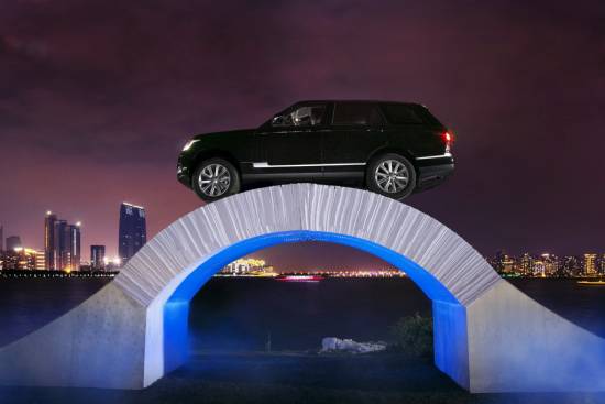 Range Rover je prvi na svetu izpeljal vožnjo preko papirnatega mostu!