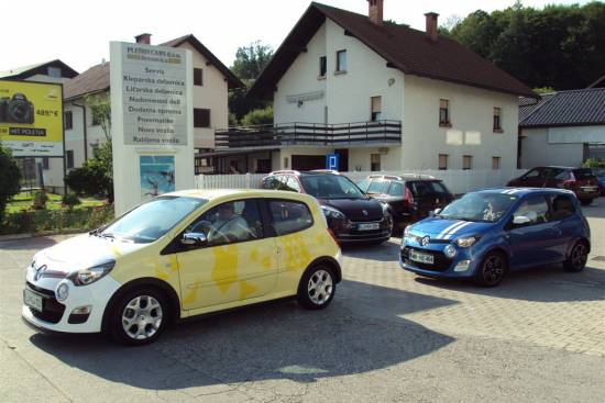 Unikatni twingo bo pol leta pri svojem stvarniku