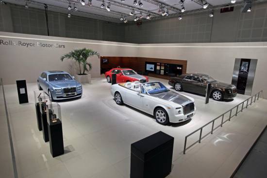 Rolls-Royce v centru pozornosti na avtomobilskem salonu v Dubaju