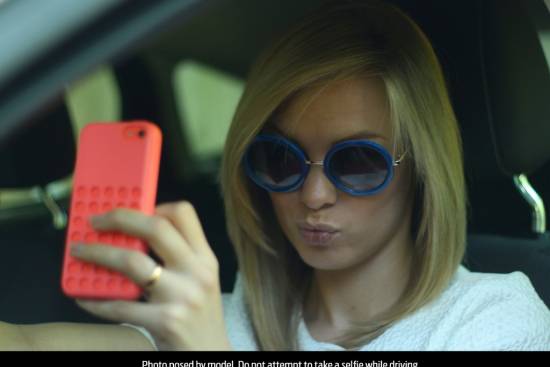 Vsak četrti evropski mladi voznik je že posnel »selfie« med vožnjo