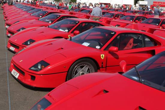 V Silverstronu kar 60 Ferrarijev F40