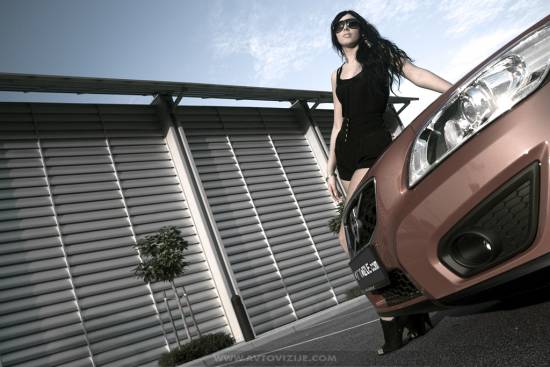 Dekle tedna: Simona in volvo C30