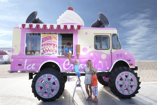 Škoda deli sladoled z največjim sladoledarskim kombijem