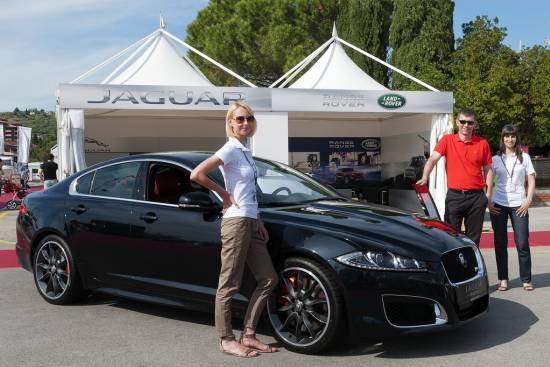 Jaguar XFR in range rover evoque na Internautici