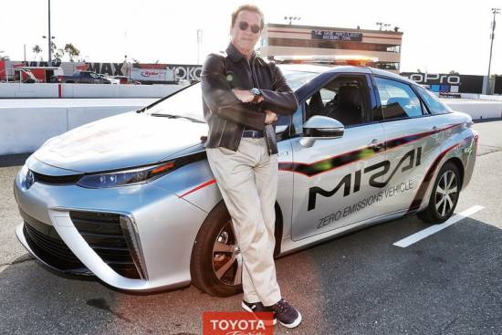 Arnold Schwarzenegger in toyota mirai na čelu dirkalnikov NASCAR