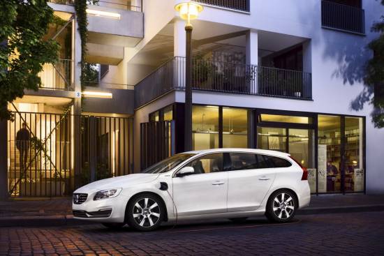 Volvo skoraj podvojil proizvodnjo modela V60 Plug-in Hybrid