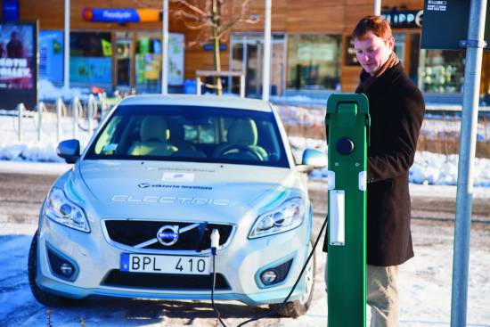 Volvo pomaga razvijati koncept pametnega polnjenja električnih vozil