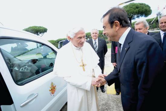 Renault je papežu predal električna avtomobila